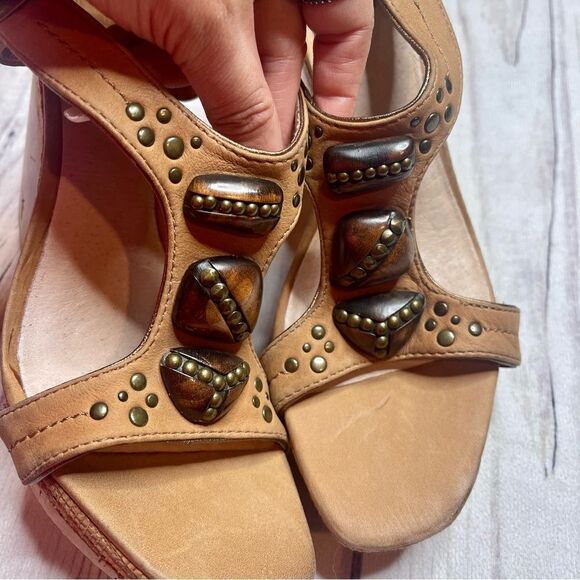 FRYE Bridget Ornament Tan Leather Wedge Heel Sandals Women's Size US 9.5 M 73441 - Picture 3 of 10